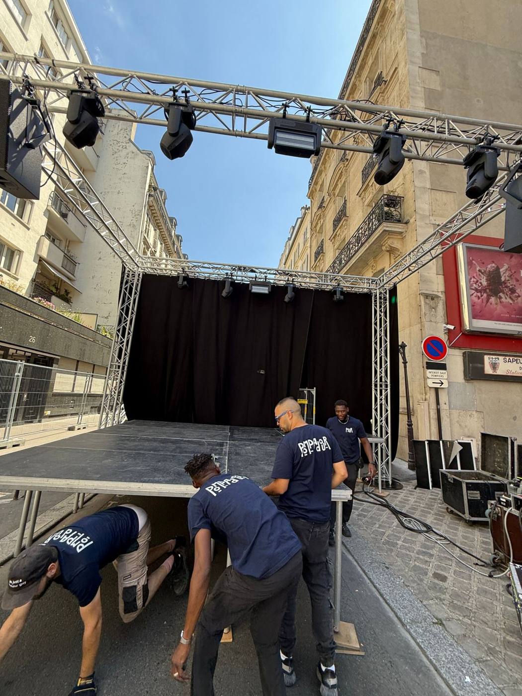 Montage : équipe Pompadour installant le plancher de scène sous la structure d'éclairage.