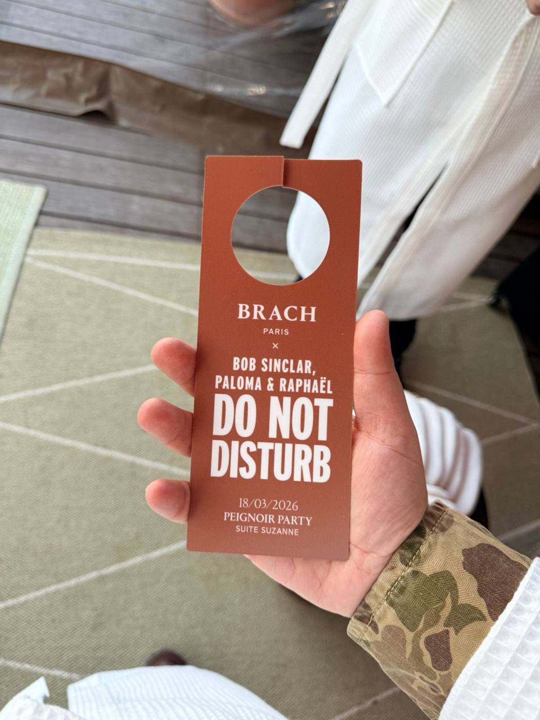 Accroche-porte « Do not disturb » Brach Paris × Bob Sinclar, Paloma & Raphaël, Peignoir Party, 18/03/2026.