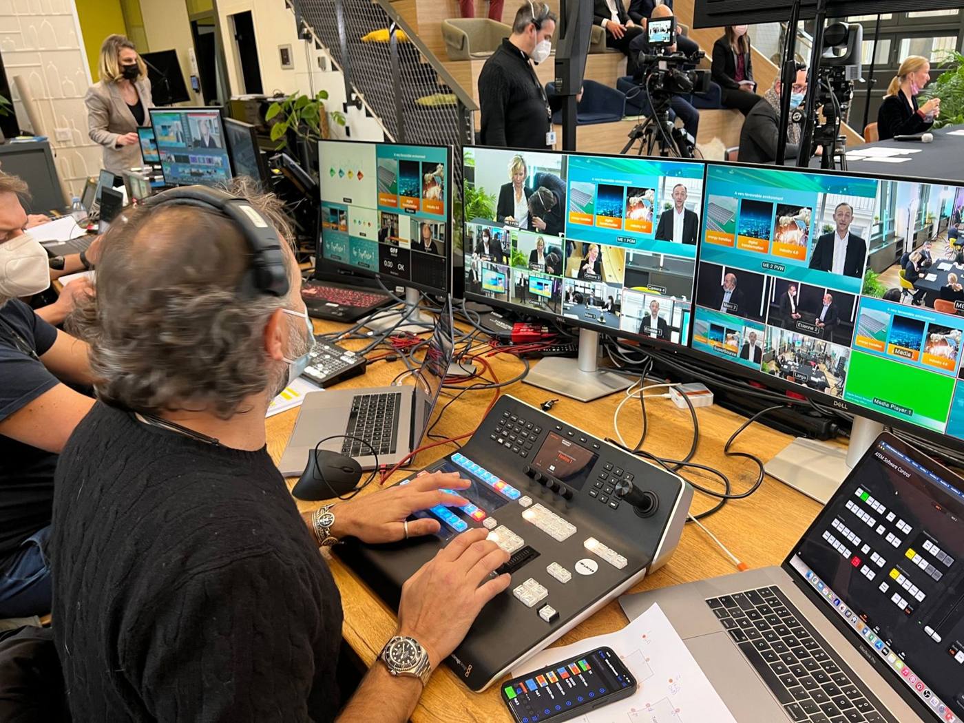 Opérateur au mélangeur vidéo devant le multi-vues.