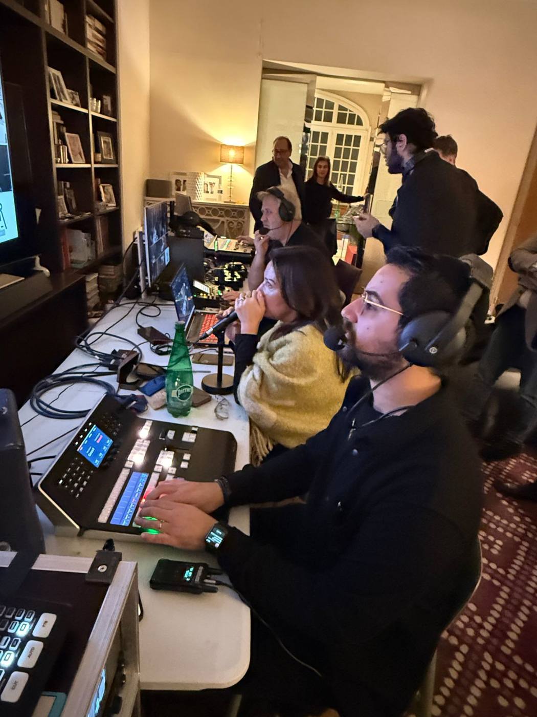 Équipe de régie au travail : mélangeur vidéo, micro de communication et casques.