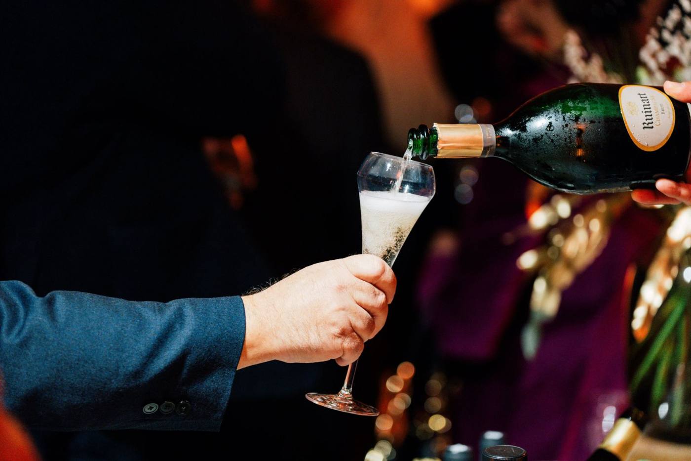 Service du champagne pendant la réception.