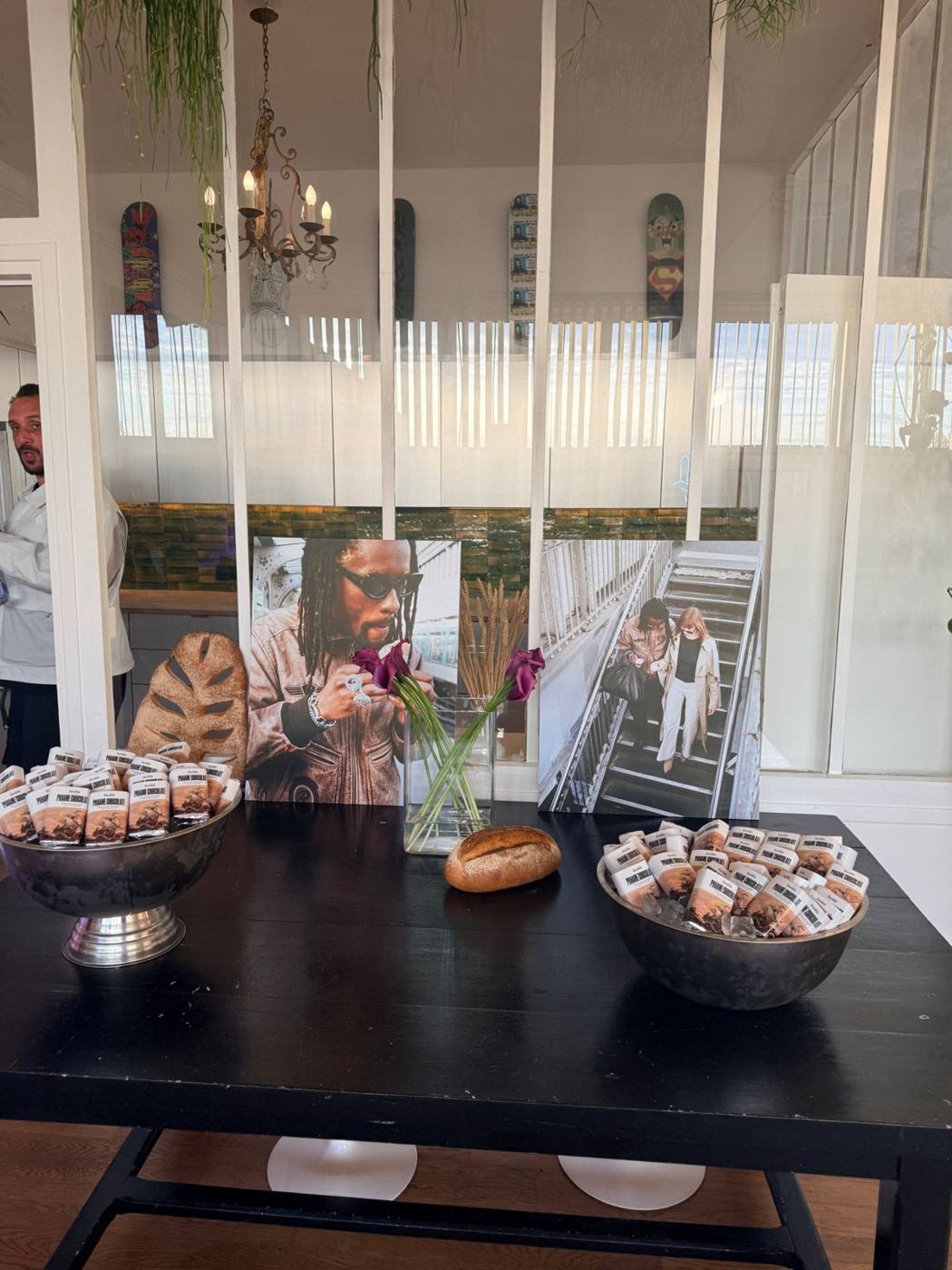Tablettes de chocolat « Paname Chocolate » dans deux vasques, portraits imprimés et pain en décor.