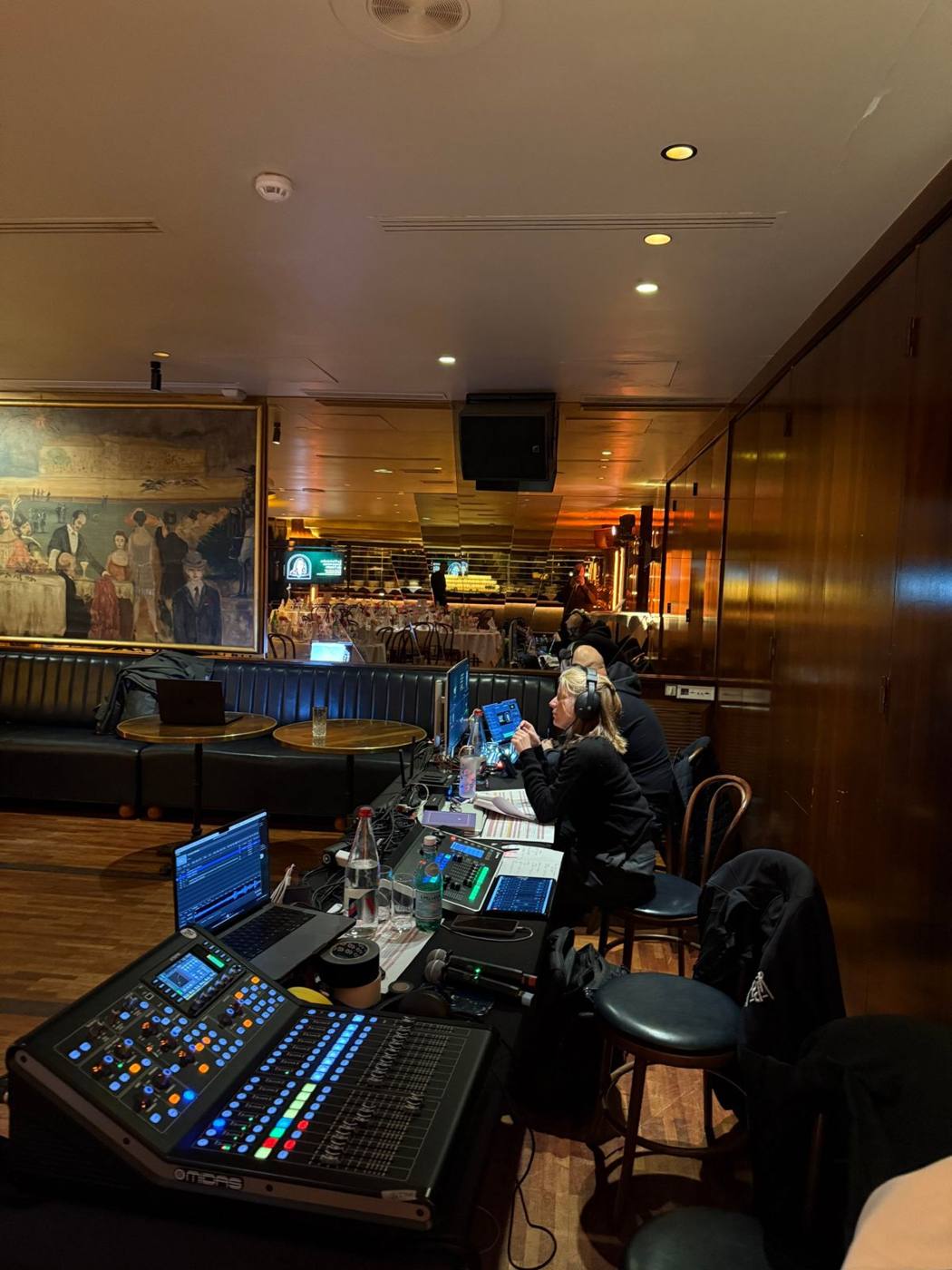 Régie son et vidéo : console Midas, ordinateurs et techniciens casqués, salle en arrière-plan.