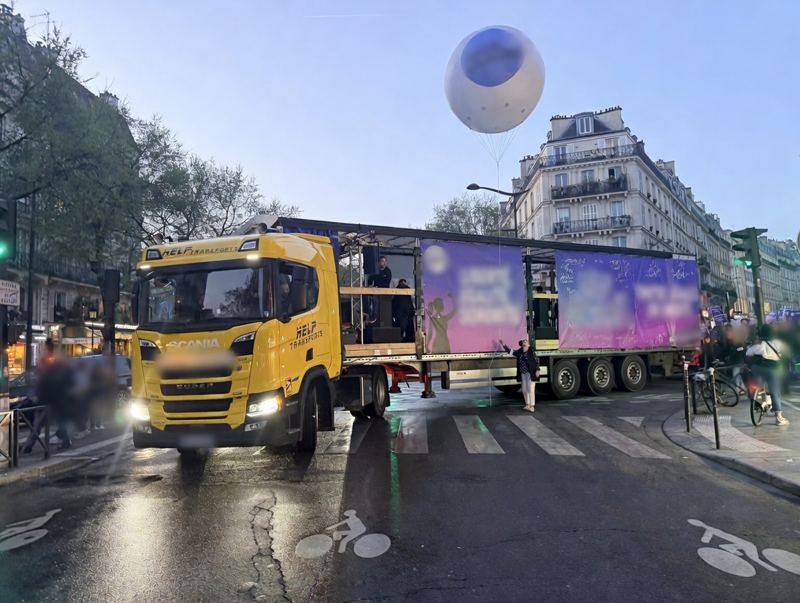 Camion sono arrêté à un carrefour, ballon au-dessus, au soir.