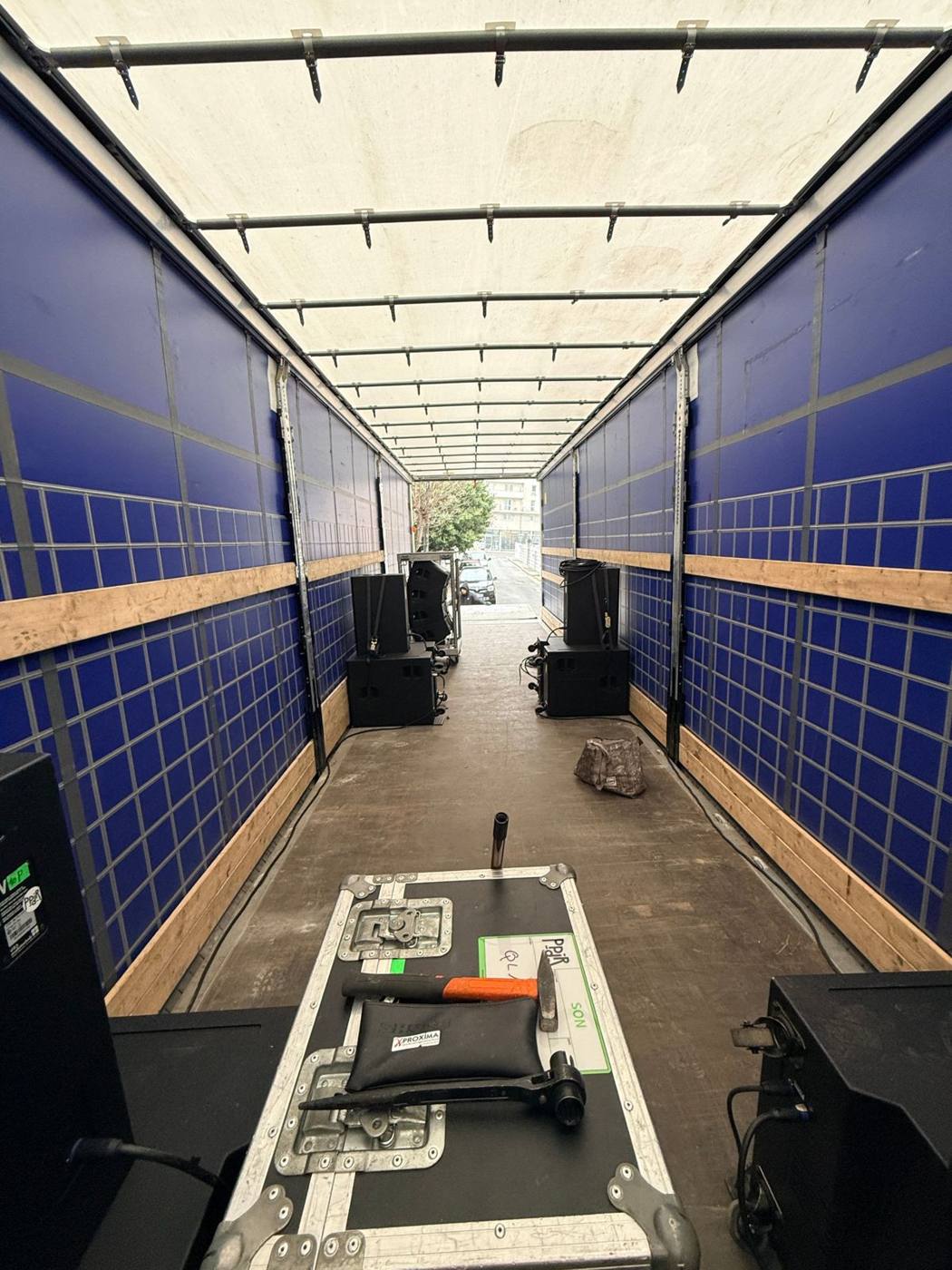 Intérieur du semi-remorque avant installation : flight-case Pompadour « Son », caissons et enceintes.
