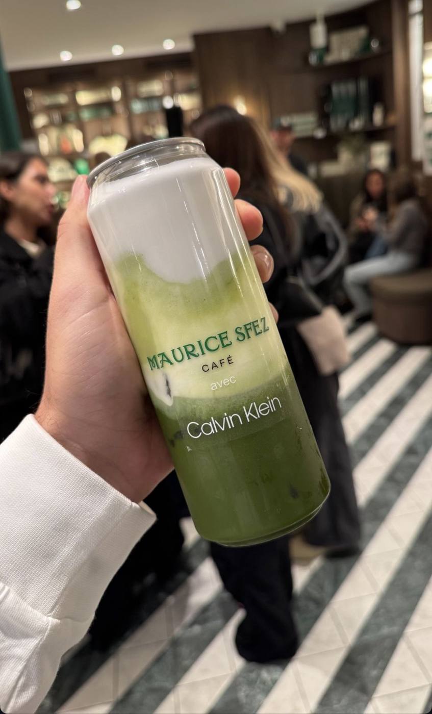 Canette de matcha latte « Maurice Sfez Café avec Calvin Klein ».