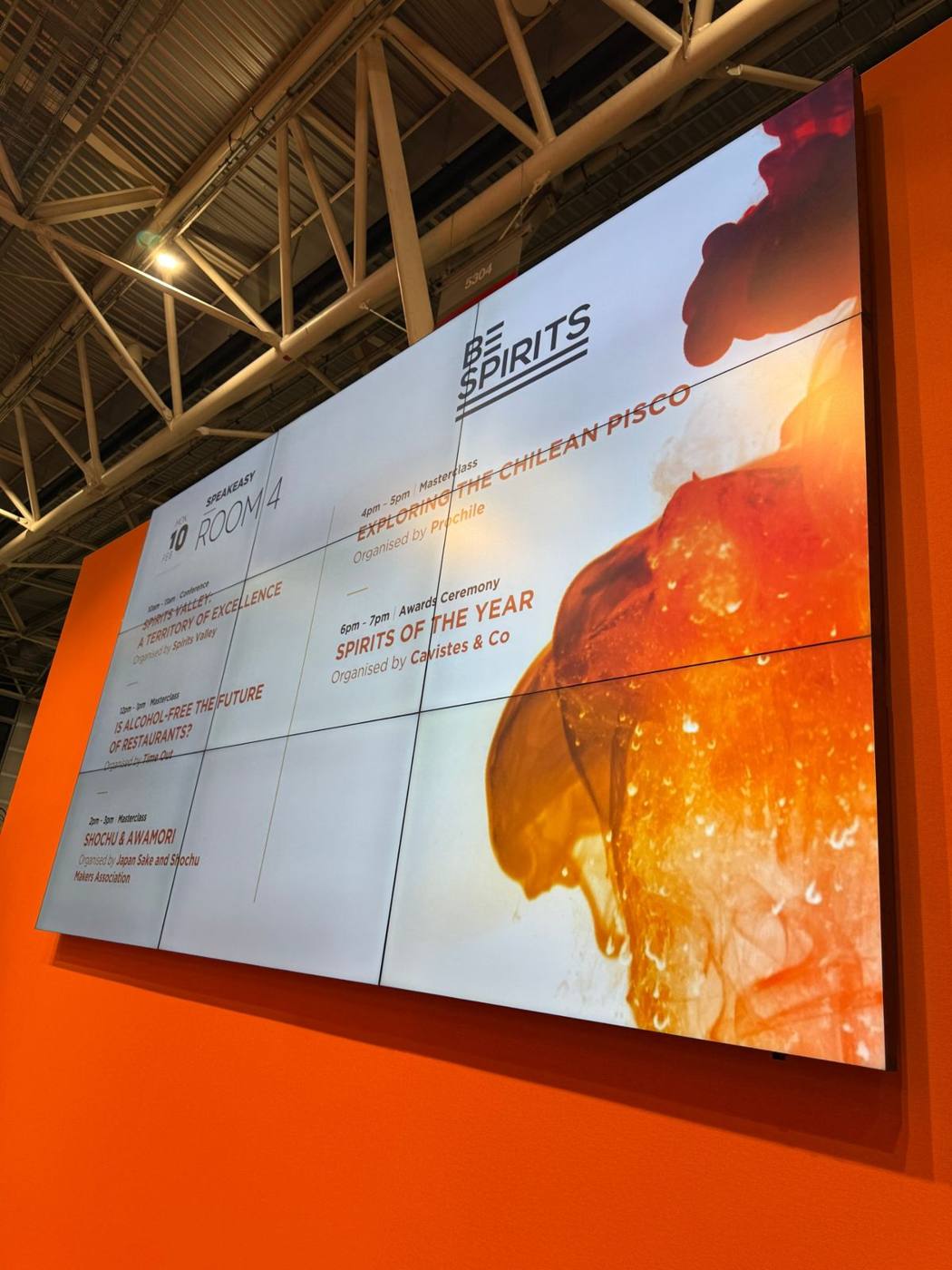 Mur d'écrans orange affichant le programme de la salle Speakeasy, lundi 10 février.